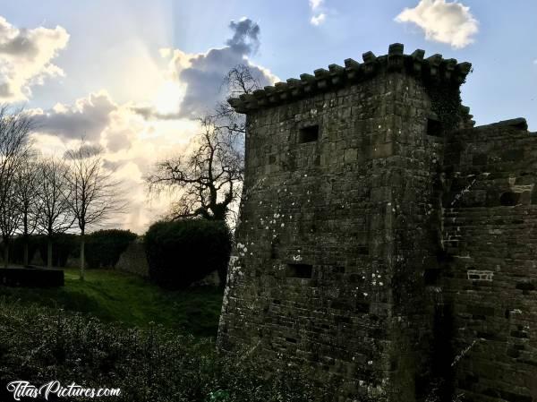 Photo Le Château de Kerjean : Le Soleil joue à cache-cache avec les nuages en cette fin de journée, au Château de Kerjean 👍🏻😍c, Château de Kerjean, Saint Vougay