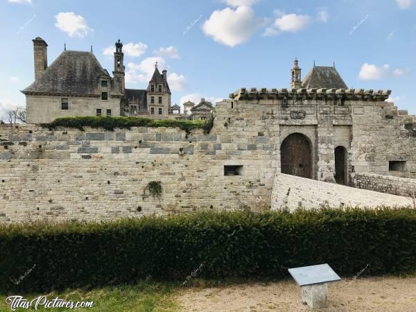 Photo Le Château de Kerjean : La Porte d’entrée du Château de Kerjean. Elle est toute petite comparée à la grandeur de ces murailles 😅c, Château de Kerjean, Saint Vougay