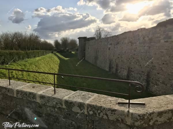 Photo Le Château de Kerjean : Les profondes Douves du Château de Kerjean, vues de la Porte d’entrée.c, Château de Kerjean, Douves