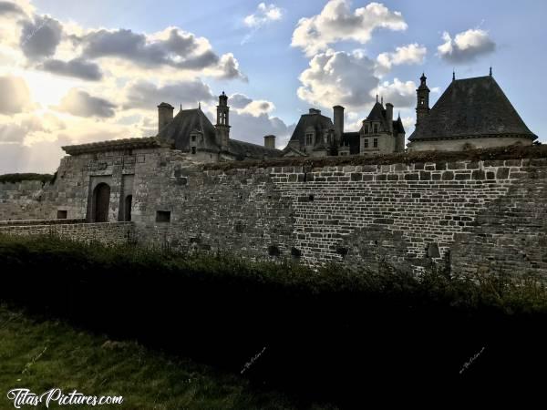 Photo Le Château de Kerjean : La Porte d’entrée du Château de Kerjean. Elle est toute petite comparée à la grandeur de ces murailles 😅c, Château de Kerjean, Saint Vougay