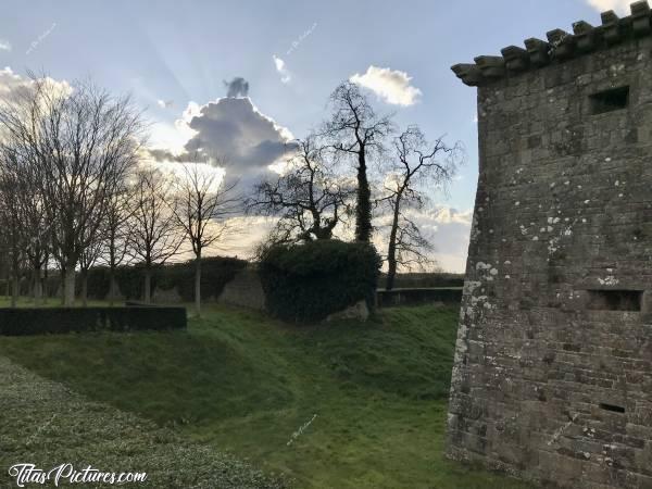 Photo Le Château de Kerjean : Le Soleil joue à cache-cache avec les nuages en cette fin de journée, au Château de Kerjean 👍🏻😍
Vue sur les Douves, très bien entretenues. C’était pas le cas quand j’étais petite 😅c, Château de Kerjean, Saint Vougay