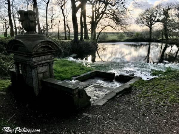 Photo Fontaine ⛲️ : La Fontaine du Château de Kerjean avec son Bassin qui servait autrefois de Vivier. Il s’agit d’une architecture de style Renaissance.c, Fontaine, Château de Kerjean, Saint-Vougay