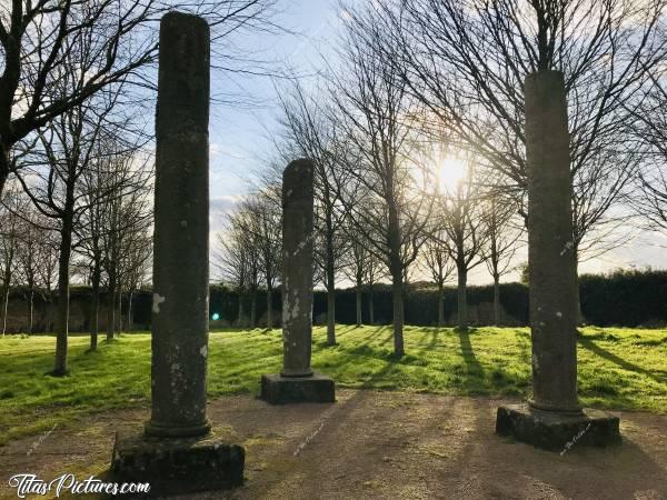 Photo Piliers de Justice : Belle lumière de fin de journée sur les Piliers de Justice du Château de Kerjean. Quand j’étais petite, je croyais qu’ils servaient à suspendre les coupables de crime, qui seraient ensuite dévorés vivants par les corbeaux qui étaient toujours très nombreux autour… 😅
En fait, ils étaient autrefois surmontés de traverses, afin d’exécuter les condamnés par pendaison. Je l’ai récemment découvert, après plus de 30 ans 😅c, Piliers de Justice, Château de Kerjean, Saint-Vougay