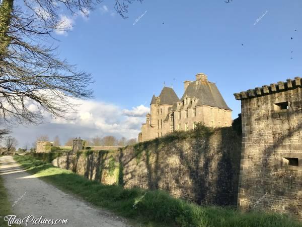 Photo Le Château de Kerjean : Lumière de fin de journée, sur la façade arrière du Château de Kerjean. Elle a été en travaux de rénovation pendant des années. Quel plaisir de la voir enfin sans échafaudage 👍🏻😍c, Château de Kerjean, Saint Vougay