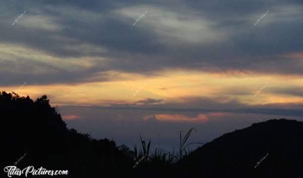 Photo Coucher de soleil sur la mer : Coucher de soleil sur la mer vu des Hauteurs de Petite Île.c, L’Ile de la Réunion, Coucher de Soleil