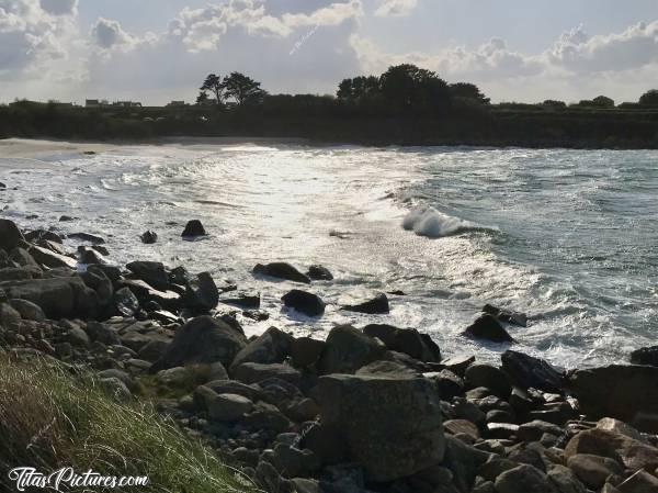 Photo Crac’h zu : Beaux reflets du soleil sur cette belle mer bleue, avec de belles vagues incessantes… 😍😎🥰c, Crac’h zu, Cléder, vagues, rochers