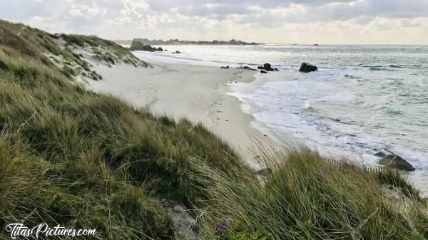 Photo Les Amiets : La plage des Amiets à Cléder. On dirait pas comme ça, mais ça soufflait énormément ce jour-là et le vent était glacial 🥶😅 C’était la fin Mars. Par chance il y avait un peu de soleil pour se réchauffer à l’abri du vent, derrière un rocher 😎🤗c, Les Amiets, Cléder, sable blanc, mer, dunes