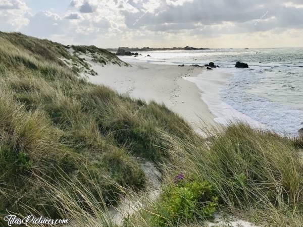 Photo Les Amiets : La plage des Amiets à Cléder. On dirait pas comme ça, mais ça soufflait énormément ce jour-là et le vent était glacial 🥶😅 C’était la fin Mars. Par chance il y avait un peu de soleil pour se réchauffer à l’abri du vent, derrière un rocher 😎🤗c, Les Amiets, Cléder, sable blanc, mer, dunes