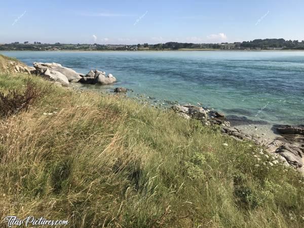 Photo La Baie du Kernic : La Baie du Kernic à marée haute. On peut y voir tout un dégradé de couleurs 🥰c, Tita’s Pictures, Finistère, Baie du Kernic, Mer, Rochers, dune