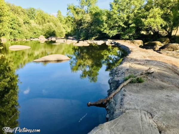 Photo Parc de la Barbinière : Ce passage en pierre sur la droite, n’a jamais été aussi découvert depuis que je le connais (~20 ans déjà 😅). 
En tant normal, il y a une belle chute d’eau sur la droite, avec 30 à 50 cm d’eau au dessus de la roche. Mais là, l’eau ne passe plus 😧 Et la végétation a même le temps de pousser au travers 😅c, Parc de la Barbinière, Sèvre Nantaise, Roches