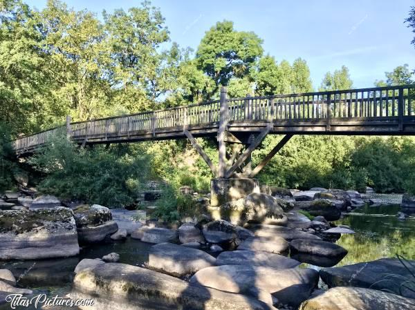 Photo Parc de la Barbinière : Joli pont en bois sur la Sèvre Nantaise, au parc de la Barbinière 😍
Par contre, y’a plus d’eau 😱😰 Je crois que je n’ai jamais vu le niveau aussi bas 😬😰c, Parc de la Barbinière, Sèvre Nantaise, Pont en bois