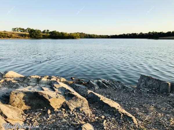 Photo La Retenue de Rochereau : Tous ces rochers que vous voyez sont en temps normal, entièrement recouverts d’eau. Et je n’aurais pas pû me positionner à cet endroit, sans me mouiller, pour prendre la photo. Ça laisse une bonne idée de la grande quantité d’eau manquante 😧😰c, Retenue de Rochereau, Monsireigne