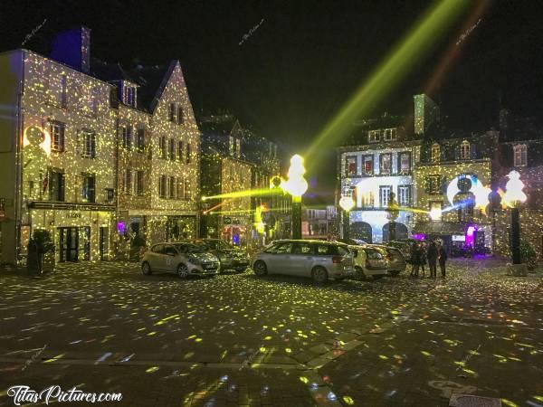 Photo Landerneau by Night : Landerneau by Night encore, mais en tout jaune. Mieux que l’autre je trouve.. Qu’en pensez-vous ?c, Landerneau, Éclairages de Noël