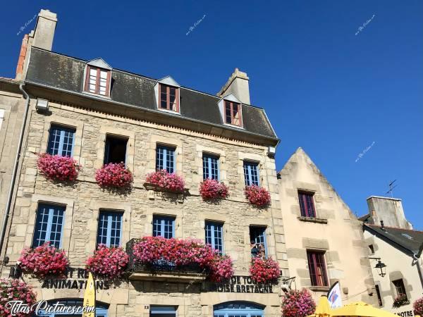 Photo Saint-Renan : Belle maison en pierres apparentes sur la Place du vieux Marché à Saint-Renan, près de Brest.c, Place du Vieux Marché, Saint-Renan