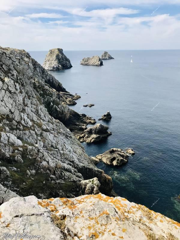 Photo La Pointe de Pen Hir : La Pointe de Pen Hir à Camaret-sur-Mer, sur la presqu’île de Crozon. Vue sur les « 3 Pois ». Quel endroit magnifique, peu importe la météo 😍🥰c, Pointe de Pen Hir, Camaret-sur-Mer, presqu’île de Crozon