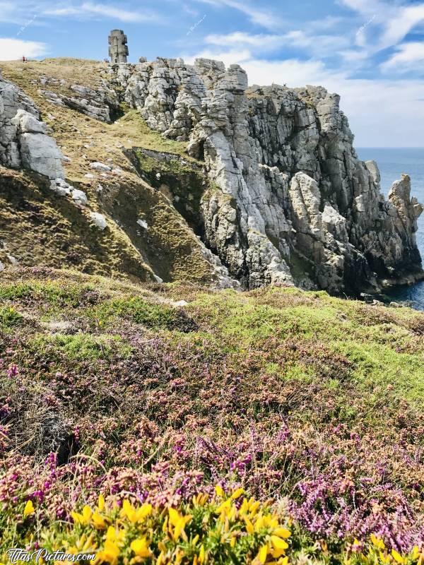 Photo La Pointe de Pen Hir : La Pointe de Pen Hir à Camaret-sur-Mer, sur la presqu’île de Crozon. Vue sur La Croix, dite Croix de Pen Hir.
C’est un monument commémoratif aux Bretons de la France libre, inauguré dans les années 1960 par le général de Gaulle. Construit en granit bleu de Brennilis, il est destiné à porter témoignage de l'existence des Français libres bretons, qui ont notamment fondé l'association Sao Breiz en Grande-Bretagne pendant la Seconde Guerre mondiale. Elle a été créée de 1949 à 1951 par l'architecte Jean-Baptiste Mathon et le sculpteur François Victor Bazin.c, Pointe de Pen Hir, Camaret-sur-Mer, presqu’île de Crozon