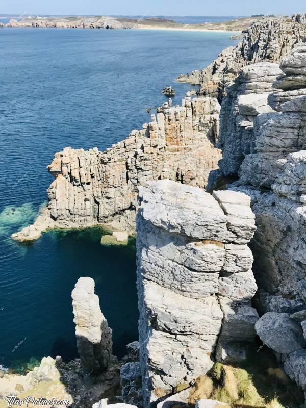 Photo La Pointe de Pen Hir : La Pointe de Pen Hir à Camaret-sur-Mer, sur la presqu’île de Crozon. Vue sur la plage de Pen Hat en face. Quel endroit magnifique, peu importe la météo 😍🥰c, Pointe de Pen Hir, Camaret-sur-Mer, presqu’île de Crozon