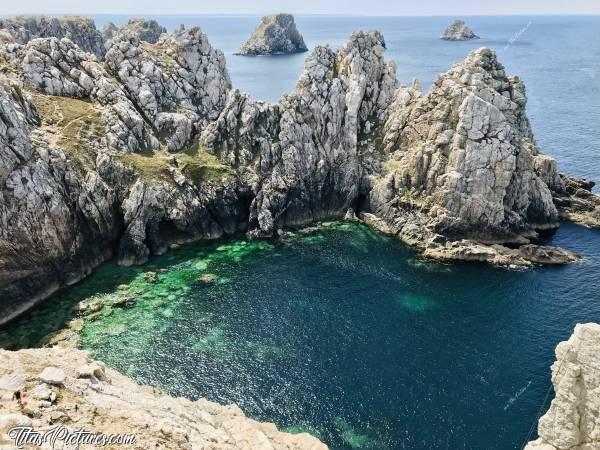 Photo La Pointe de Pen Hir : La Pointe de Pen Hir à Camaret-sur-Mer, sur la presqu’île de Crozon. Quel endroit magnifique, peu importe la météo, mais c’est quand même plus sympa quand le soleil fait ressortir le beau dégradé de turquoises de l’eau 😍🥰c, Pointe de Pen Hir, Camaret-sur-Mer, presqu’île de Crozon