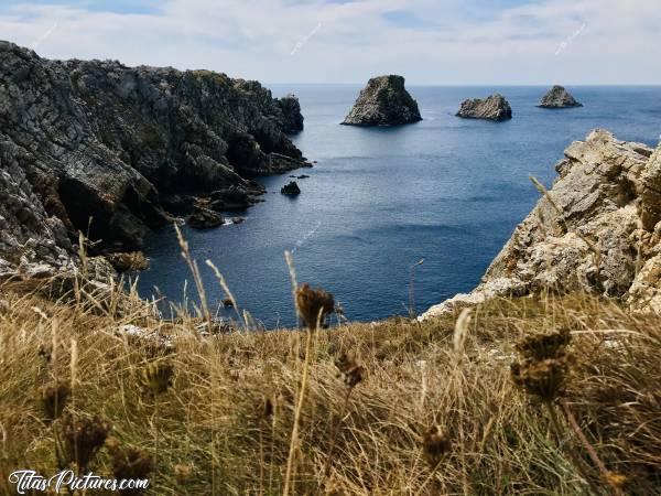 Photo La Pointe de Pen Hir : La Pointe de Pen Hir à Camaret-sur-Mer, sur la presqu’île de Crozon. Vue sur les « 3 Pois ». Quel endroit magnifique, peu importe la météo 😍🥰c, Pointe de Pen Hir, Camaret-sur-Mer, presqu’île de Crozon