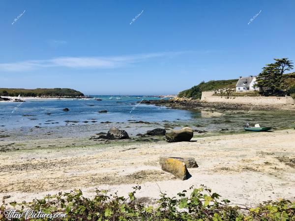 Photo Ploudalmézeau : Belle randonnée côtière à Ploudalmézeau. On est passés par des petite crique quasiment privée pour ses habitants, comme cette maison seule à droite..c, Ploudalmézeau, Mer, crique, algues vertes