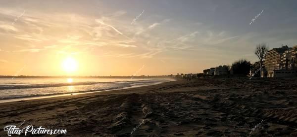 Photo Coucher de soleil à la Baule : Coucher de soleil à la Baule avec vue sur les immeubles.c, La Baule, Coucher de soleil, Mer, sable