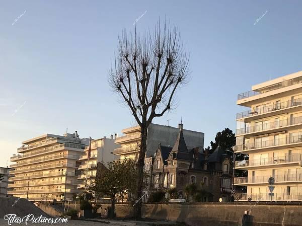 Photo Une autre rescapée : Une autre rescapée faisant résistance aux grands vilains envahisseurs..c, La Baule, Immeuble, Vieille maison, Patrimoine historique