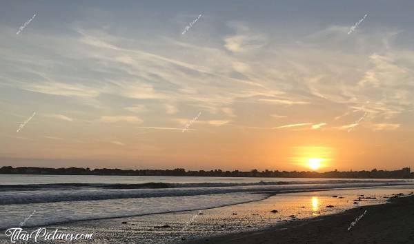 Photo Coucher de soleil à la Baule : Coucher de soleil à la Baule avec le soleil qui reflète sur la mer et tous ces coquillages sur le sable..c, La Baule, Coucher de soleil, Mer, sable