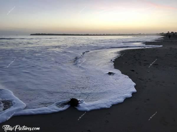 Photo Écume dans la pénombre : Écume à la tombée de la nuit. Toute sa blancheur est mise en valeur avec cette pénombre je trouve..c, La Baule, Mer, sable, écume