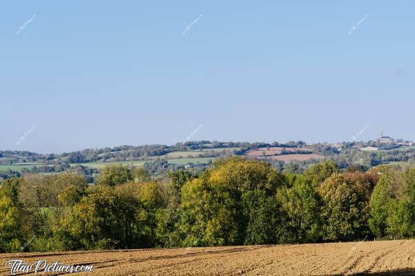 Photo Saint-Michel-Mont-Mercure : Belle petite randonnée dans le Bocage vendéen. Au fond à droite de l’écran, le point culminant de la Vendée, avec l’archange Saint-Michel perché sur la pointe du clocher de Saint-Michel-Mont-Mercure.c, Saint-Michel-Mont-Mercure, archange Saint-Michel