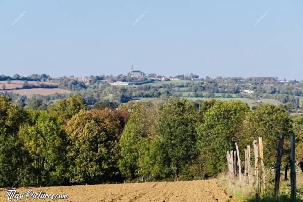 Photo Saint-Michel-Mont-Mercure : Belle petite randonnée dans le Bocage vendéen. Au fond, le point culminant de la Vendée, avec l’archange Saint-Michel perché sur la pointe du clocher de Saint-Michel-Mont-Mercure.c, Saint-Michel-Mont-Mercure, archange Saint-Michel