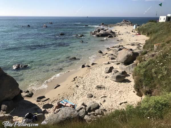 Photo La Baie du Kernic : La Baie du Kernic à marée haute. Il ne reste pas beaucoup de place pour poser sa serviette 🤭😅c, Tita’s Pictures, Finistère, Baie du Kernic, Mer, Rochers, sable blanc