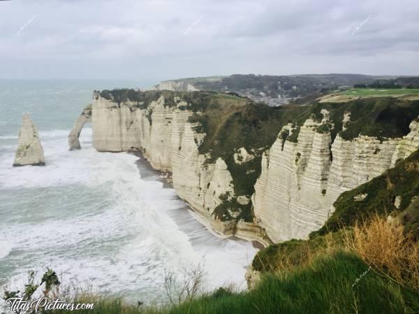 Photo Étretat : Les Falaises d’Etretat, toujours aussi magnifiques, malgré cette grisaille et ce vent 👍🏻😍c, Étretat, Falaise, Arche, Normandie