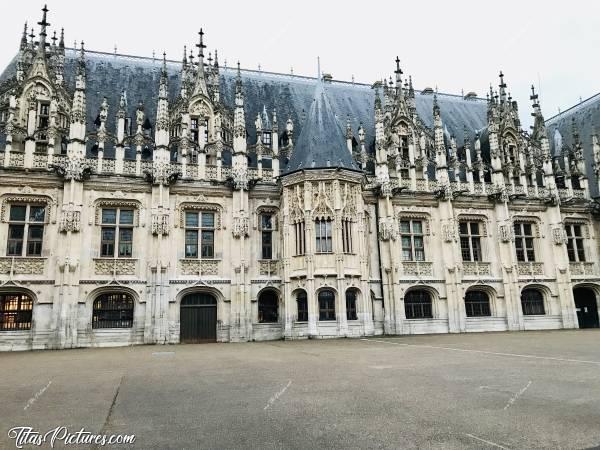 Photo Palais de Justice : Le palais de justice de Rouen est l'ancien Échiquier de Normandie construit dans la ville de Rouen entre la fin du XVème siècle et le XXème siècle. Devenu Parlement de Normandie sous le règne de François Ier en 1515, il abrite le palais de justice depuis la révolution française et fait l’objet d’un classement au titre des monuments historiques.c, Palais de Justice, Rouen