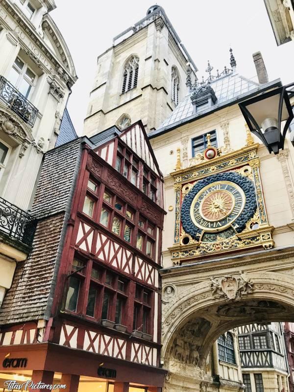 Photo Le Gros Horloge : Le Gros Horloge, datant de la fin du XIVe siècle et classé Monument Historique. C’est un pavillon de la Renaissance qui enjambe la rue par une arche surbaissée. Sur le double cadran Renaissance, l'aiguille unique pointe l'heure.c, Rouen, Gros Horloge, Monument Historique