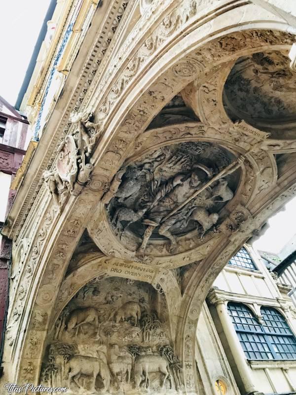 Photo Le Gros Horloge : Quelle surprise de voir le dessous de l’arche du Gros Horloge, magnifiquement sculptée 😧😍 Je ne m’attendais pas du tout à cela 😅 Quel travail 😧😍c, Rouen, Gros Horloge, Monument Historique