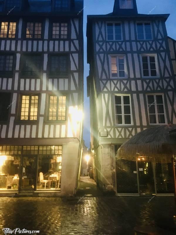 Photo Rouen by Night : Euh.. C’est moi ou y’a un petit problème là…? 🤔 Ça penche drôlement ces murs 😧😅 C’est fait exprès ?! Ah d’accord, pour gagner de la surface en plus… 😅👍🏻c, Rouen, maisons à colombages