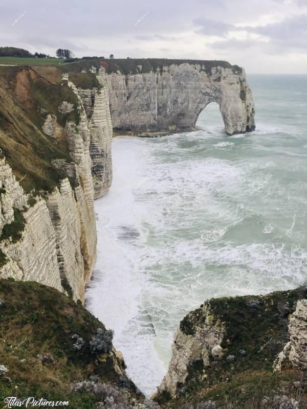 Photo Étretat : Les Falaises d’Etretat, toujours aussi magnifiques, malgré cette grisaille et ce vent 👍🏻😍c, Étretat, Falaise, Arche, Normandie