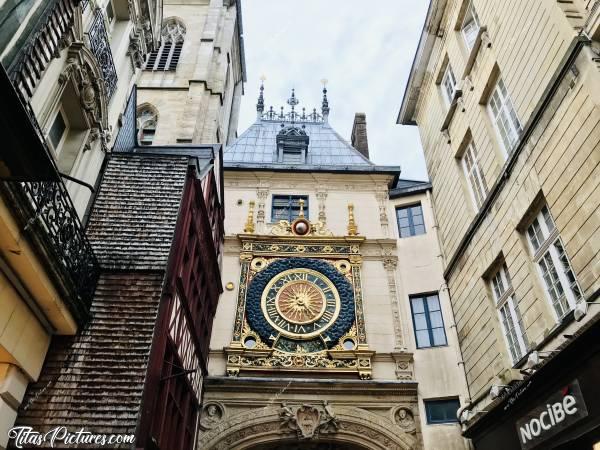 Photo Le Gros Horloge : Le Gros Horloge, datant de la fin du XIVe siècle et classé Monument Historique. C’est un pavillon de la Renaissance qui enjambe la rue par une arche surbaissée. Sur le double cadran Renaissance, l'aiguille unique pointe l'heure.c, Rouen, Gros Horloge, Monument Historique