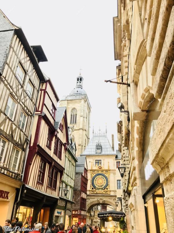Photo Rouen : Rue du Gros Horloge, datant de la fin du XIVe siècle et classé Monument Historique. C’est un pavillon de la Renaissance qui enjambe la rue par une arche surbaissée. Sur le double cadran Renaissance, l'aiguille unique pointe l'heure.c, Rouen, Gros Horloge, Monument Historique