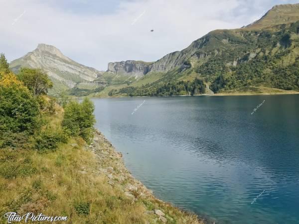 Photo Lac de Roselend : Petite balade à Beaufort pour voir le grand Lac de Roselend, entouré de Montagnes 👍🏻😍
Par contre, me demander pas ce que c’est que ce point noir dans le Ciel, car je ne me rappelle plus 🤭😅 Un oiseau je pense … 🤔😅c, Lac de Roselend, Beaufort