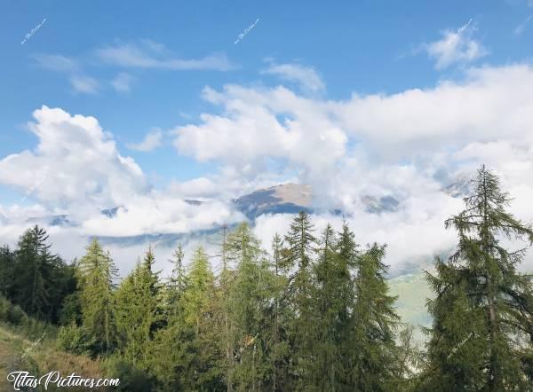 Photo Les Coches : Vue du balcon de mon Logement, lors de mon séjour dans la Plagne Tarentaise. Mais où sont encore passées les montagnes ?! 😅 J’adore 🤗😍c, Les Alpes, Les Coches, La Plagne Tarentaise, Bellentre