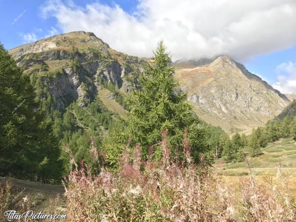Photo La Thuile : Les Alpes côté Italie, peu de temps après le passage du col du petit St Bernard. Les montagnes font bien plus sauvages je trouve 👍🏻😍c, Les Alpes, Italie, La Thuile