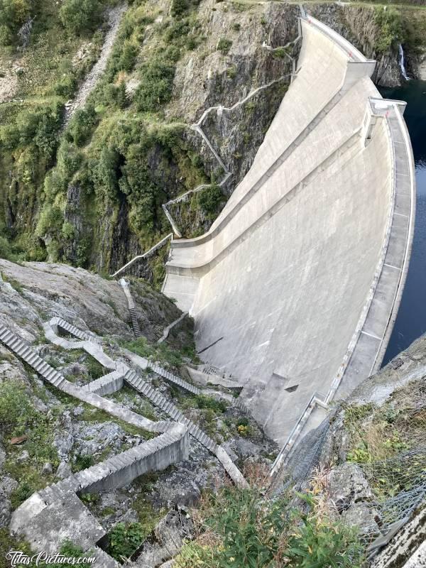 Photo Le Barrage de la Gittaz : Le plus discret des grands Barrages du Beaufortain. Satellite du barrage de Roselend, le barrage de La Gittaz fait partie, malgré sa taille moindre, d'un des deux complexes hydroélectriques les plus puissants des pays de Savoie.c, Barrage de la Gittaz, Beaufort