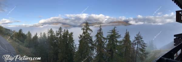 Photo Les Coches : Vue du balcon de mon Logement, lors de mon séjour dans la Plagne Tarentaise. Mais où sont passées les montagnes ?! 😅 Un fleuve de nuages passe juste devant 😧 Très impressionnant 😅😍c, Les Alpes, Les Coches, La Plagne Tarentaise, Bellentre