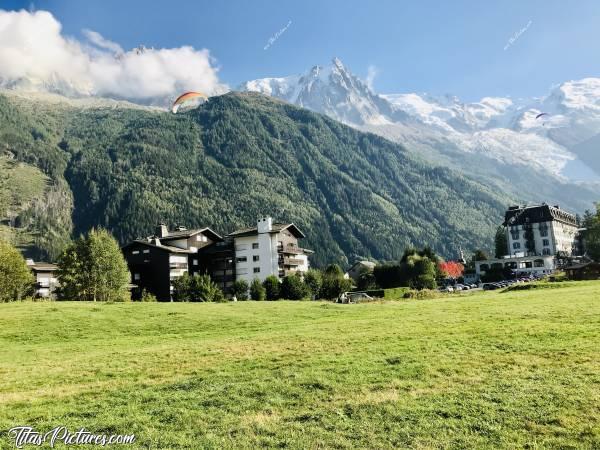 Photo Chamonix-Mont-Blanc : Piste d’atterrissage des Parapentes ayant décollés de la haut, près du Mont-Blanc. Et vue sur cet Hôtel mythique de la ville… Très belle vue je trouve 👍🏻😍c, Chamonix-Mont-Blanc, Parapente, Mont-Blanc