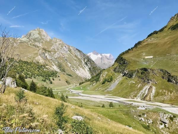 Photo Bourg-Saint-Maurice : Pour me rendre à Beaufort de mon logement, je suis passée par Bourg-Saint-Maurice, où j’ai pu voir cette belle vallée. J’étais obligée de la prendre en photo 🥰😍c, Bourg-Saint-Maurice