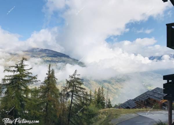 Photo Les Coches : Vue du balcon de mon Logement, lors de mon séjour dans la Plagne Tarentaise. Mais où sont passées les montagnes ?! 😅 Y’a le feu ou quoi ?! 😧 Ah non, c’est juste des nuages 🤭😅c, Les Alpes, la Plagne Tarentaise, Les Coches