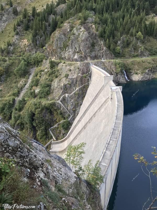 Photo Le Barrage de la Gittaz : Le plus discret des grands Barrages du Beaufortain. Satellite du barrage de Roselend, le barrage de La Gittaz fait partie, malgré sa taille moindre, d'un des deux complexes hydroélectriques les plus puissants des pays de Savoie.c, Barrage de la Gittaz, Beaufort