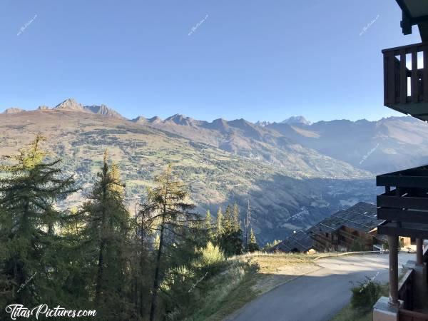 Photo Les Coches : Vue du balcon de mon Logement, lors de mon séjour dans la Plagne Tarentaise. Très sympa, vous ne trouvez pas ? 😍🥰c, Les Alpes, la Plagne Tarentaise, Les Coches