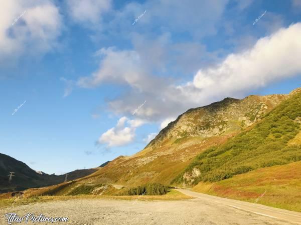 Photo Col du petit St Bernard : Belles couleurs de fin de journée sur les montagnes du col du Petit St Bernard, tout près de la frontière italienne 😍🥰c, Les Alpes, Col du petit St Bernard